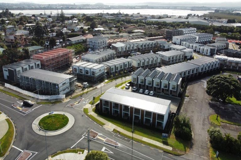 Photo of property in 2 Mikoikoi Crescent, Mangere Bridge, Auckland, 2022