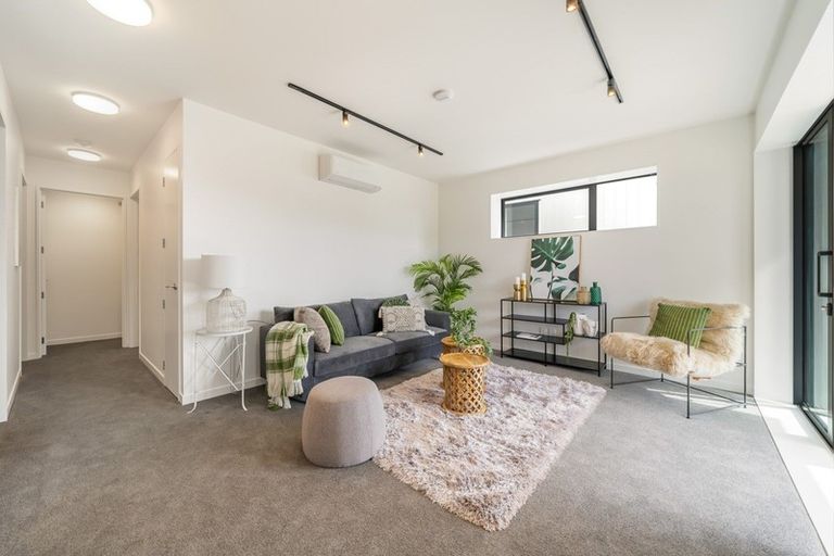 Photo of property in 67u2 Tiketike Way, Brooklyn, Wellington, 6021