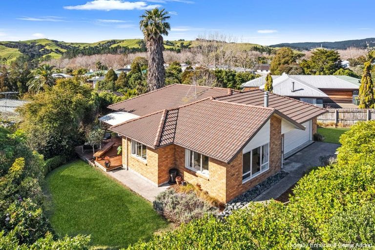 Photo of property in 15 Cabeleigh Drive, Helensville, 0800