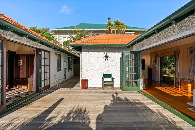 Photo of property in 23 Saint Michaels Crescent, Kelburn, Wellington, 6012