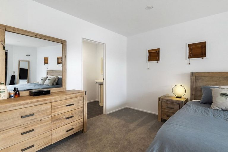 Photo of property in 18 Pacific Parade, Army Bay, Whangaparaoa, 0930