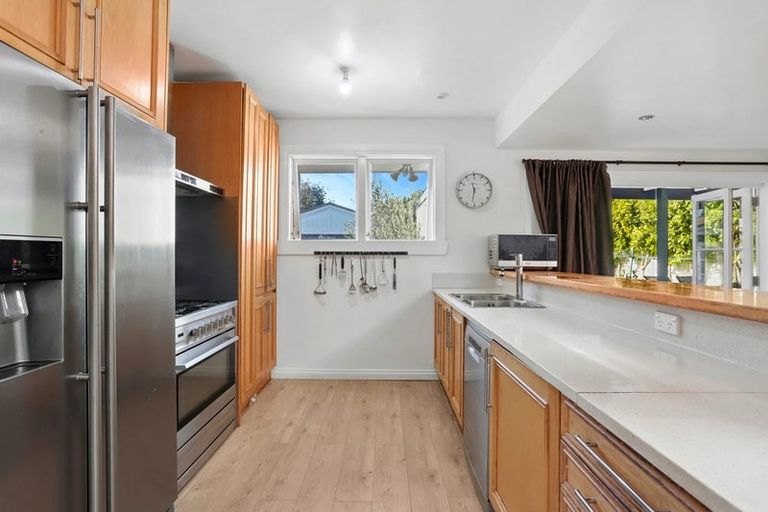 Photo of property in 15 Kingdale Road, Henderson, Auckland, 0610