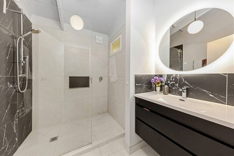 Photo of property in 11 Foyle Place, Glendene, Auckland, 0602