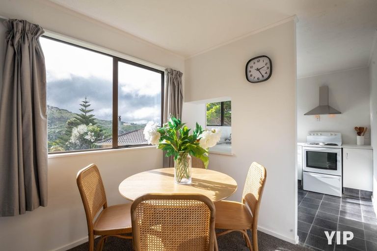 Photo of property in 27a Fernhaven Grove, Newlands, Wellington, 6037