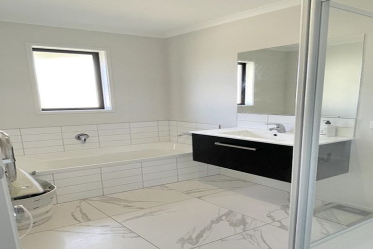 Photo of property in 17 Mooring Close, Whitby, Porirua, 5024