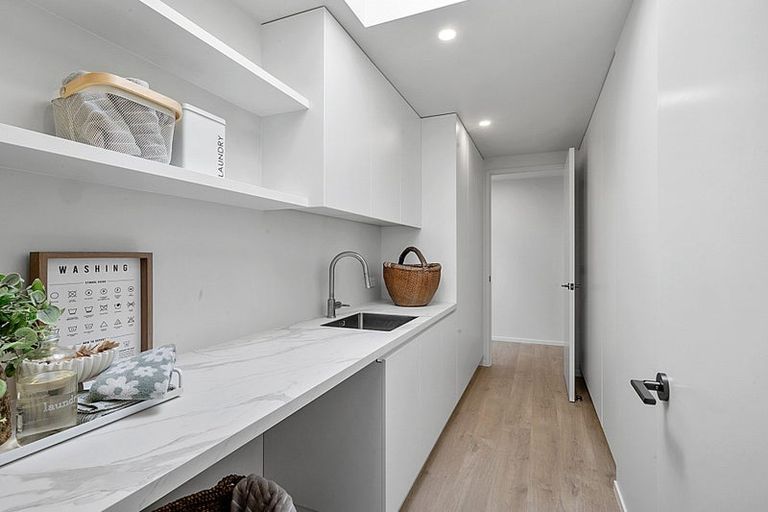 Photo of property in Mangorei Road, Strandon, 4312