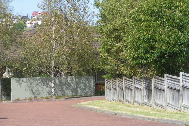 Photo of property in 13 La Roche Place, Northcote, Auckland, 0627