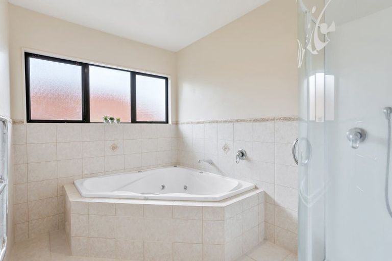 Photo of property in 17 Rosebay Rise, Henderson, Auckland, 0610