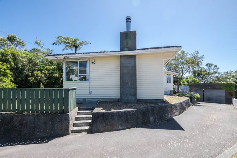 Photo of property in 8 Link Road, Newlands, Wellington, 6037