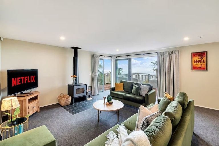 Photo of property in 23 Quinns Road, Waiatarua, Auckland, 0612
