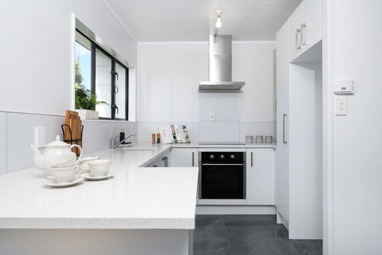 Photo of property in 39 Meadowvale Rise, Titirangi, Auckland, 0604