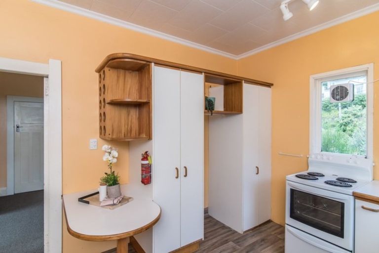 Photo of property in 24 Hungerford Road, Lyall Bay, Wellington, 6022