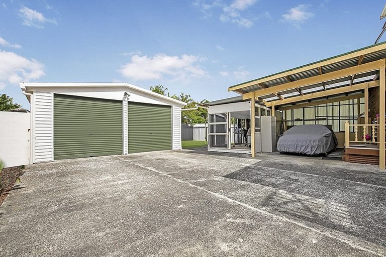 Photo of property in 14 Hadley Wood Drive, Wattle Downs, Auckland, 2103