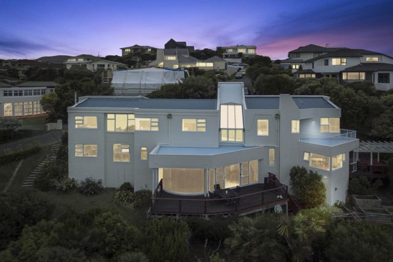 Photo of property in 28 Molyneux Close, Whitby, Porirua, 5024