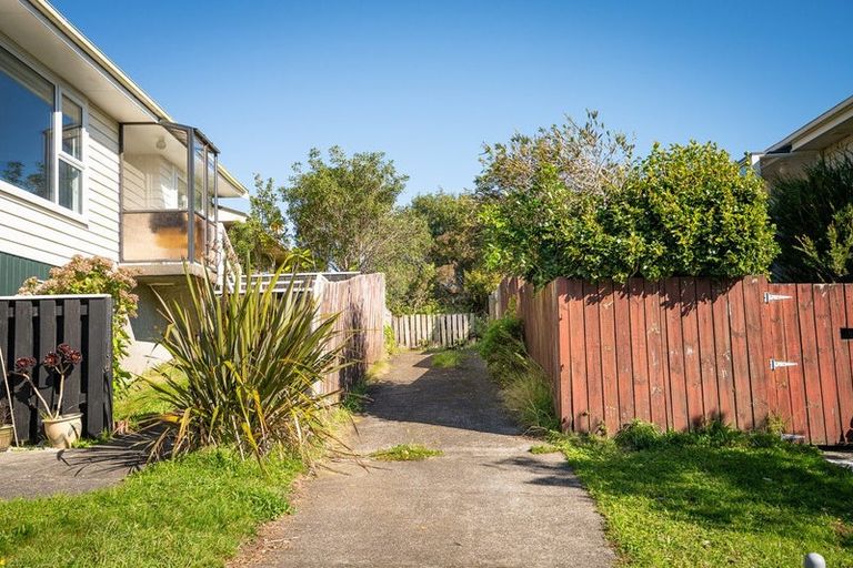 Photo of property in 21b Colchester Crescent, Newlands, Wellington, 6037