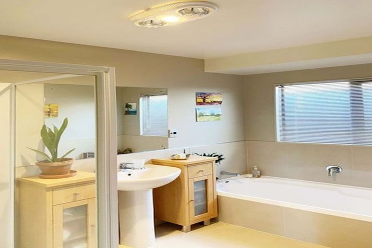 Photo of property in 10a Phoenicia Court, The Gardens, Auckland, 2105