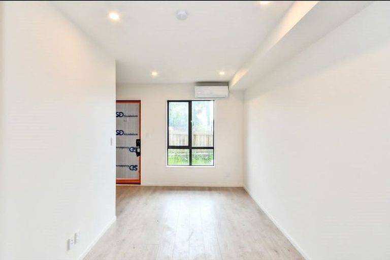 Photo of property in 2/3226 Great North Road, New Lynn, Auckland, 0600