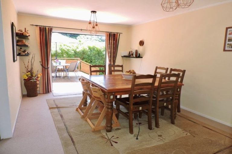 Photo of property in 86 Larsen Crescent, Tawa, Wellington, 5028