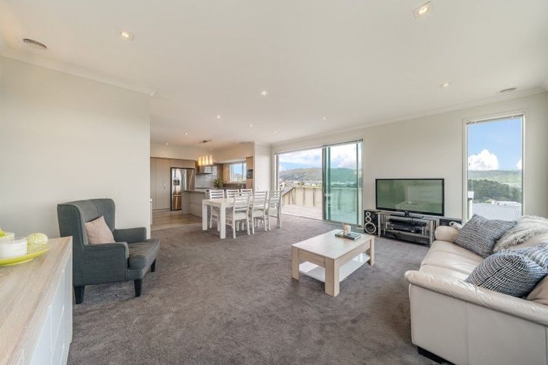 Photo of property in 10 Hollyford Place, Aotea, Porirua, 5024