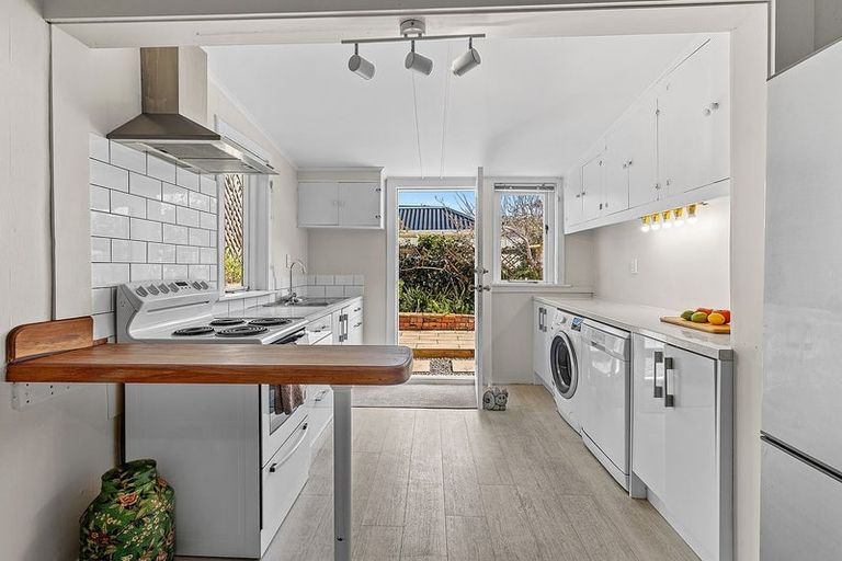 Photo of property in 10 Rimu Road, Kelburn, Wellington, 6012