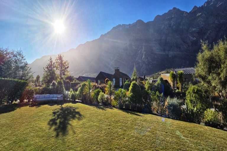 Photo of property in 1 Hovingham Court, Jacks Point, Queenstown, 9371