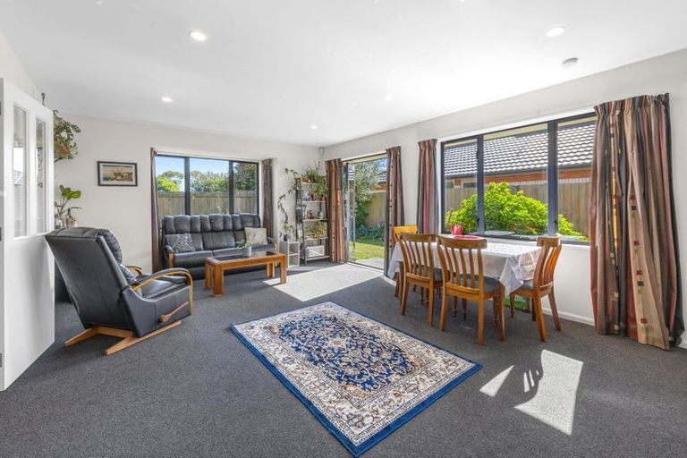 Photo of property in 6 Sheraton Place, Redwood, Christchurch, 8051