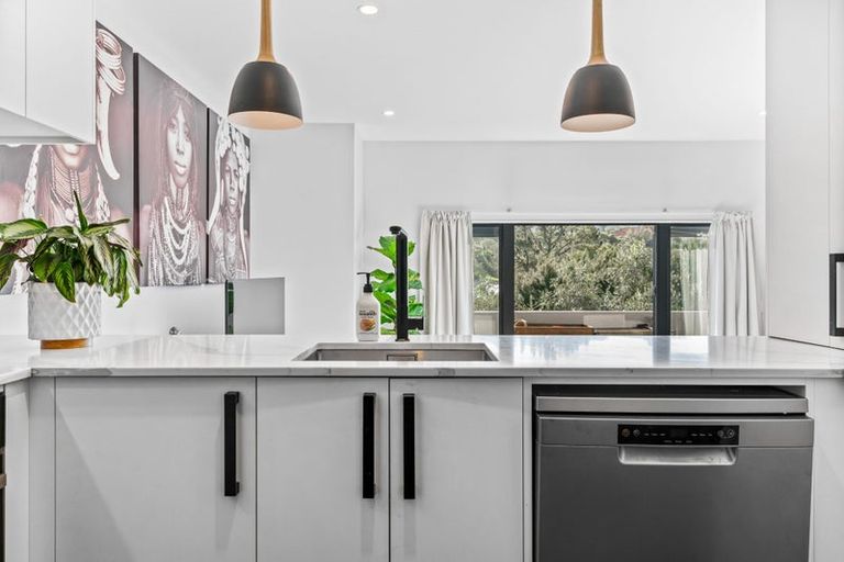 Photo of property in 11/19 Langana Avenue, Browns Bay, Auckland, 0630
