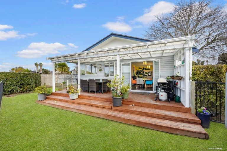 Photo of property in 3 Realm Place, Massey, Auckland, 0614