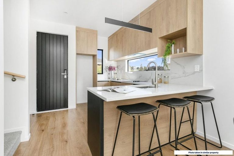 Photo of property in 2/7 Cedar Heights Avenue, Massey, Auckland, 0614