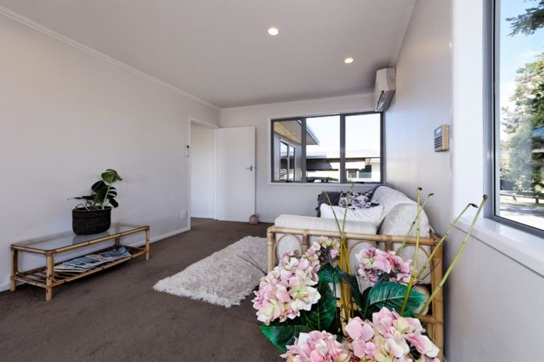 Photo of property in 93 Hobsonville Road, West Harbour, Auckland, 0618