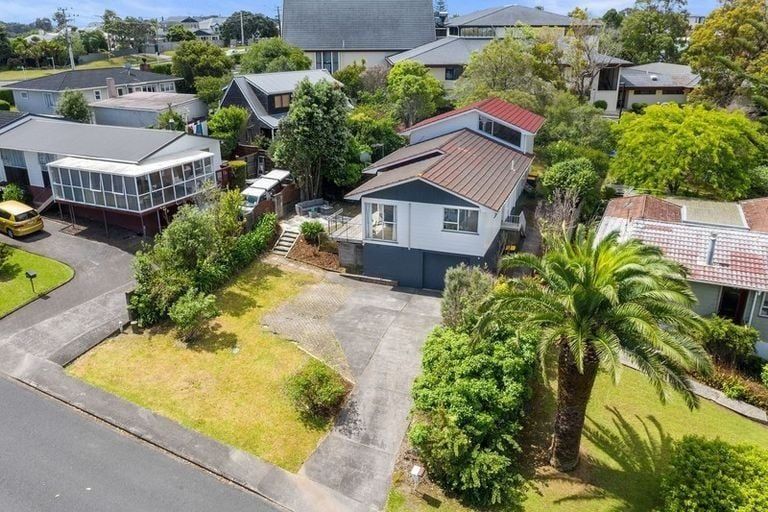 Photo of property in 4a Lavery Place, Sunnynook, Auckland, 0632
