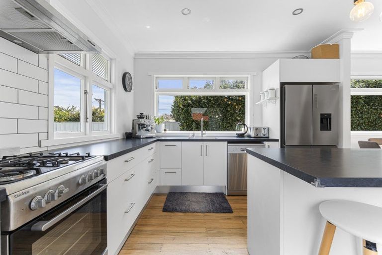 Photo of property in 130 Seaview Road, Westown, New Plymouth, 4310