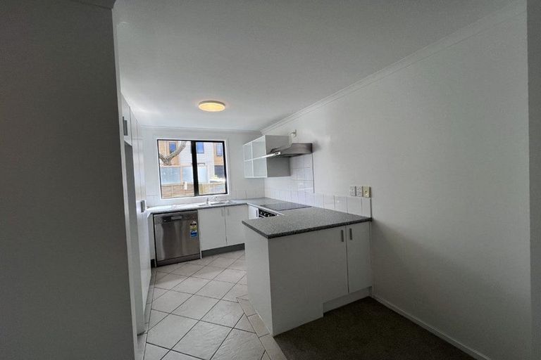 Photo of property in 4 Barnea Circle, Glen Eden, Auckland, 0602