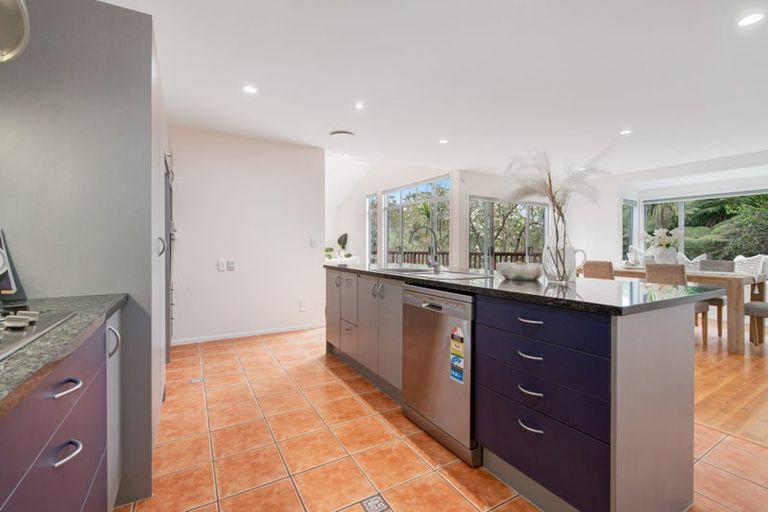 Photo of property in 9 Springwater Vale, Unsworth Heights, Auckland, 0632