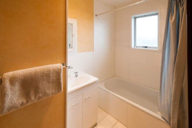 Photo of property in 2/2 Ellice Road, Totara Vale, Auckland, 0629