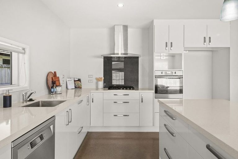 Photo of property in 33 Kahuparere Crescent, Pyes Pa, Tauranga, 3112