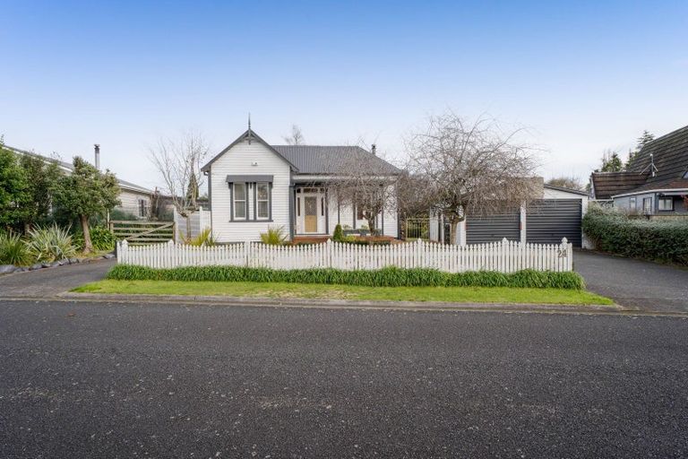 Photo of property in 24 Dunn Street, Egmont Village, 4372
