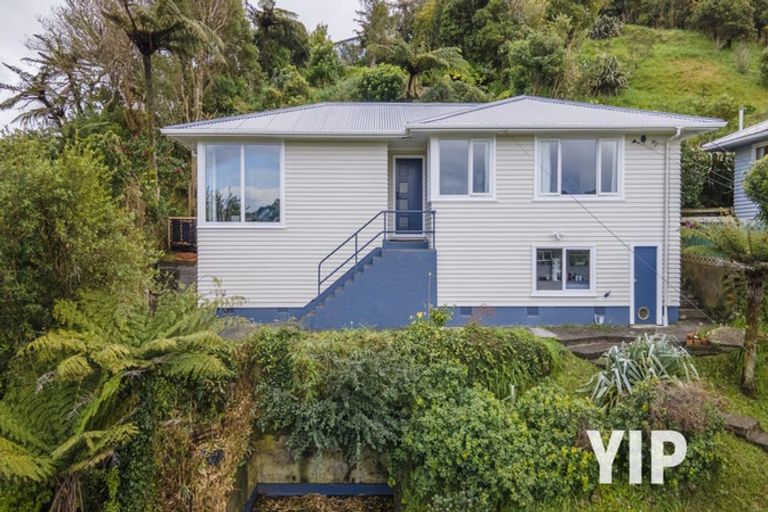 Photo of property in 106 Ruskin Road, Newlands, Wellington, 6037