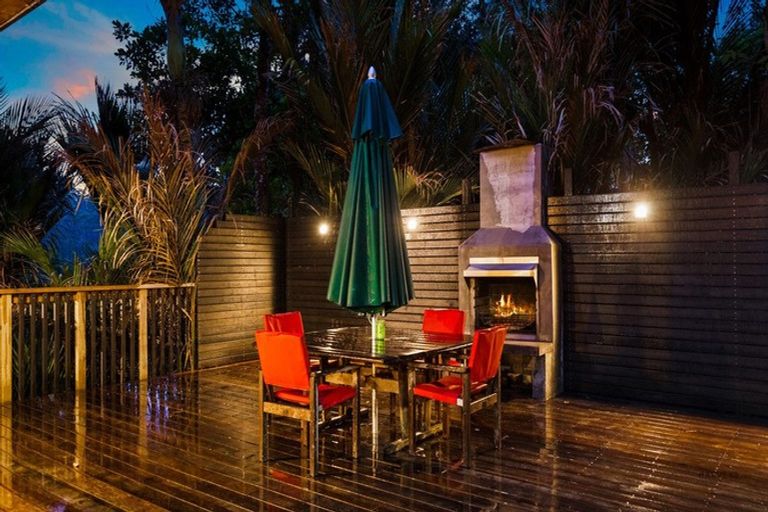 Photo of property in 24 Mahoe Road, Titirangi, Auckland, 0604