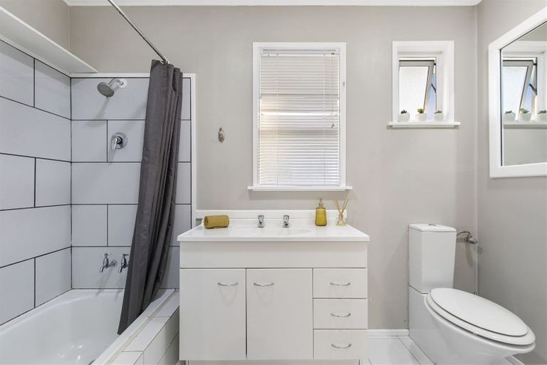 Photo of property in 17 Coburg Street, Henderson, Auckland, 0612