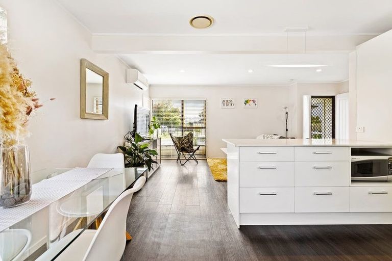 Photo of property in 2/53 Taioma Crescent, Te Atatu Peninsula, Auckland, 0610