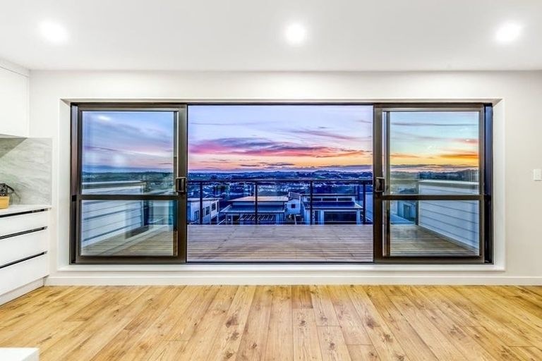 Photo of property in 46 Ascension Crescent, Orewa, 0931