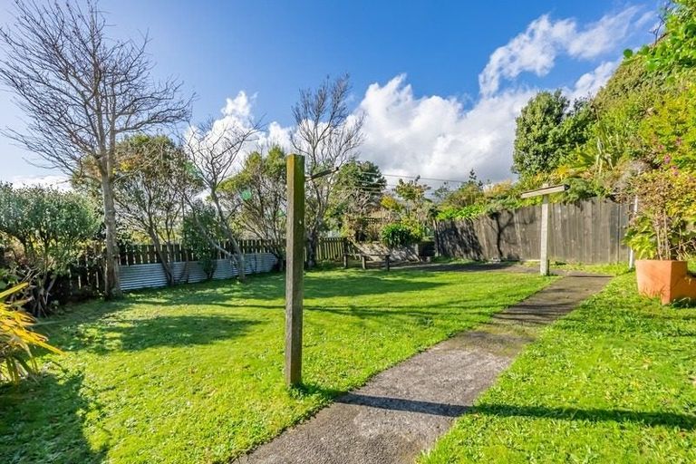 Photo of property in 2/24 Bell Street, Tawa, Wellington, 5028