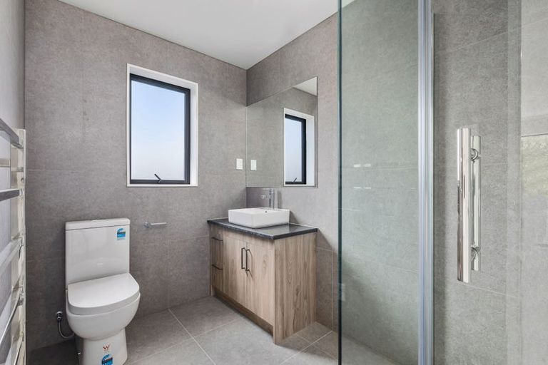 Photo of property in 10a Neilon Place, Northcross, Auckland, 0632