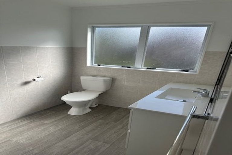 Photo of property in 1/9 Santiago Crescent, Unsworth Heights, Auckland, 0632