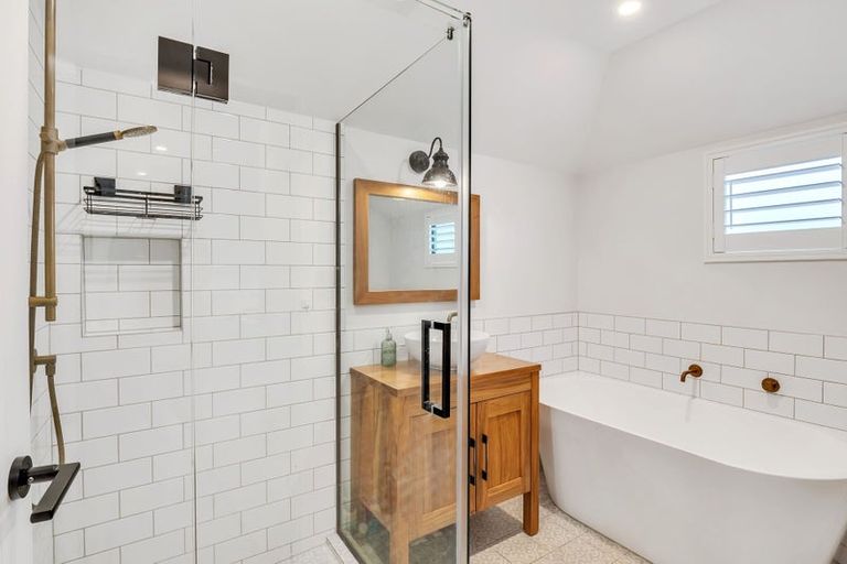 Photo of property in 3 San Ambrosio Rise, Henderson, Auckland, 0612