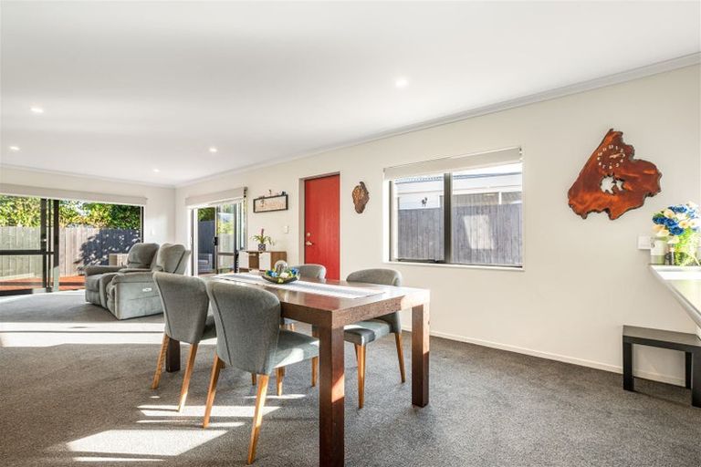 Photo of property in 33a Gill Avenue, Te Atatu Peninsula, Auckland, 0610