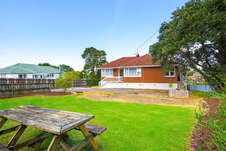 Photo of property in 104 Lincoln Park Avenue, Massey, Auckland, 0614