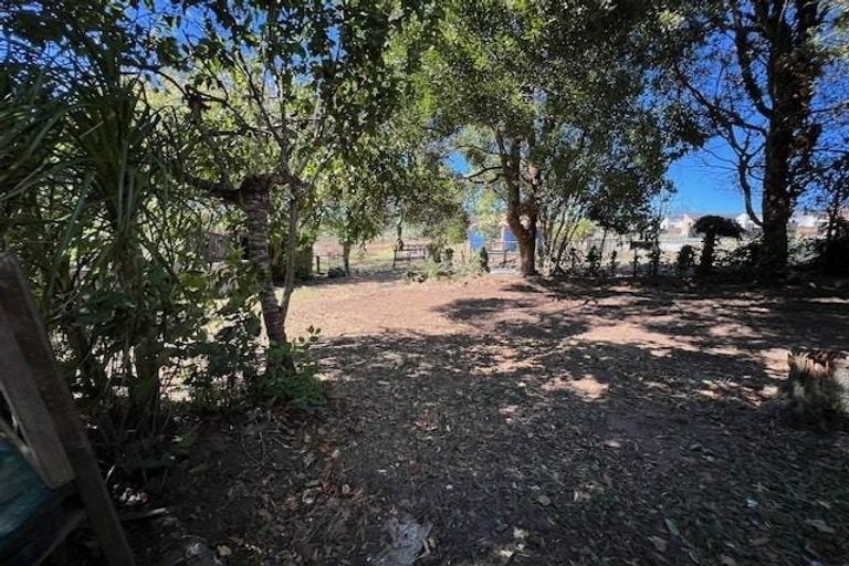 Photo of property in 23 Red Hills Road, Massey, Auckland, 0614