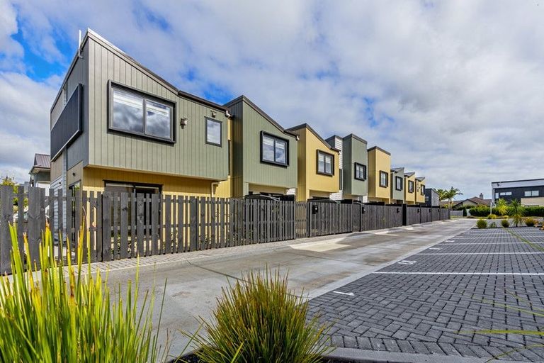 Photo of property in 2/3 Pinefield Road, Whenuapai, Auckland, 0618